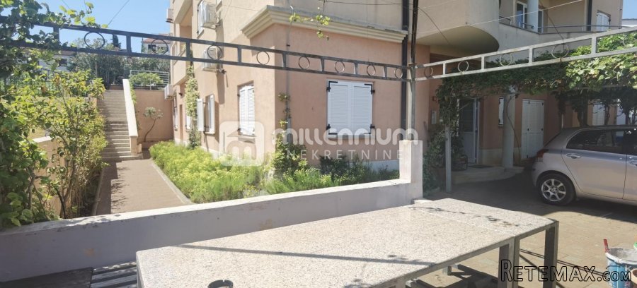 Istra, Premantura, kuća s 11 apartmana i poslovnim prostorom - 3