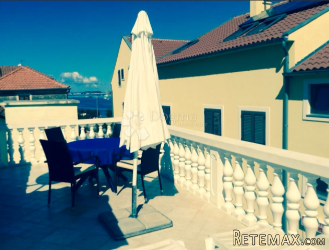 Kuća u Tisnom sa 3 apartmana, nekoliko metara od mora