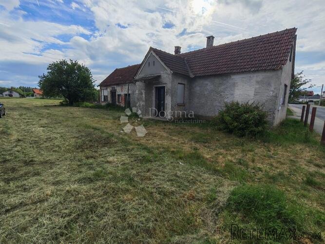 Odlična prilika! Građevinsko zemljište 2.387 m² s kućom u Tr