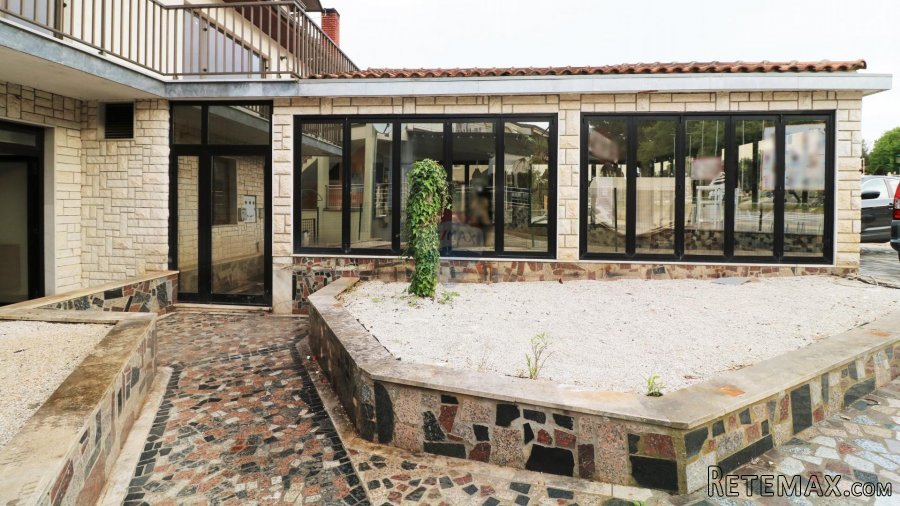 FUNTANA- kuća s poslovnim prostorom i 4 stambene jedinice