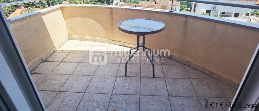 Istra, Premantura, kuća s 11 apartmana i poslovnim prostorom - 7