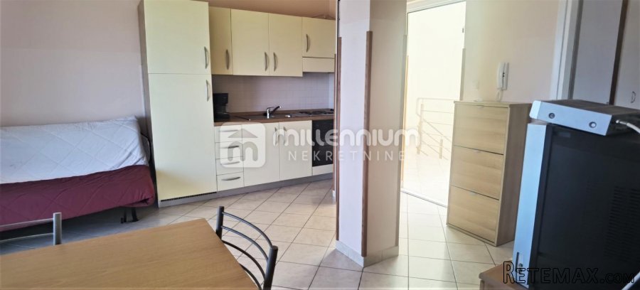 Istra, Premantura, kuća s 11 apartmana i poslovnim prostorom - 9