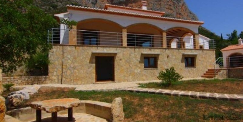 7 Bedroom 4 Bathroom Villa in Javea.