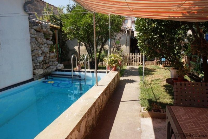 Groundfloor-apartment with garden in..
