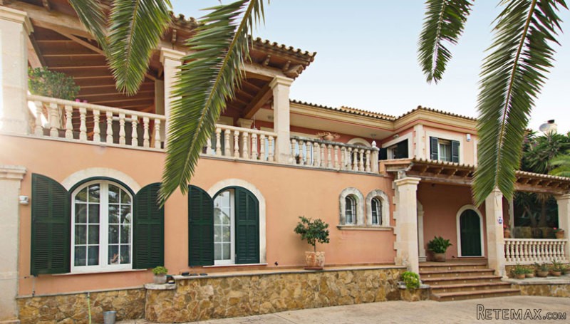 Lovely and large villa with sea views..