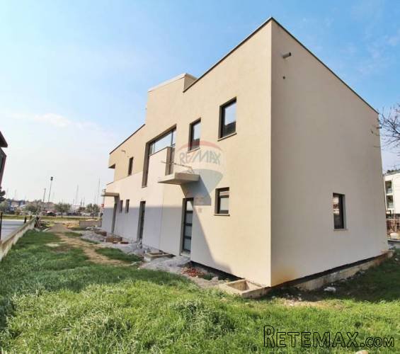Vila 1. red do mora u centru Novigrada