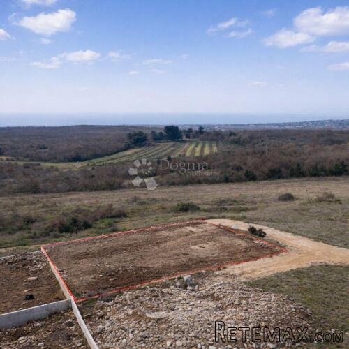 Višnjan, atraktivno zemljište s panoramskim pogledom na more