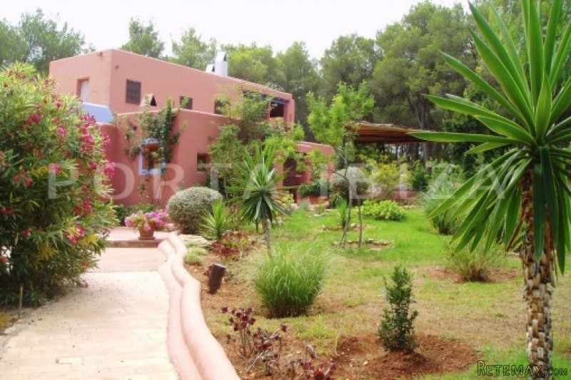 Extensive property in the heart of the.. - 2