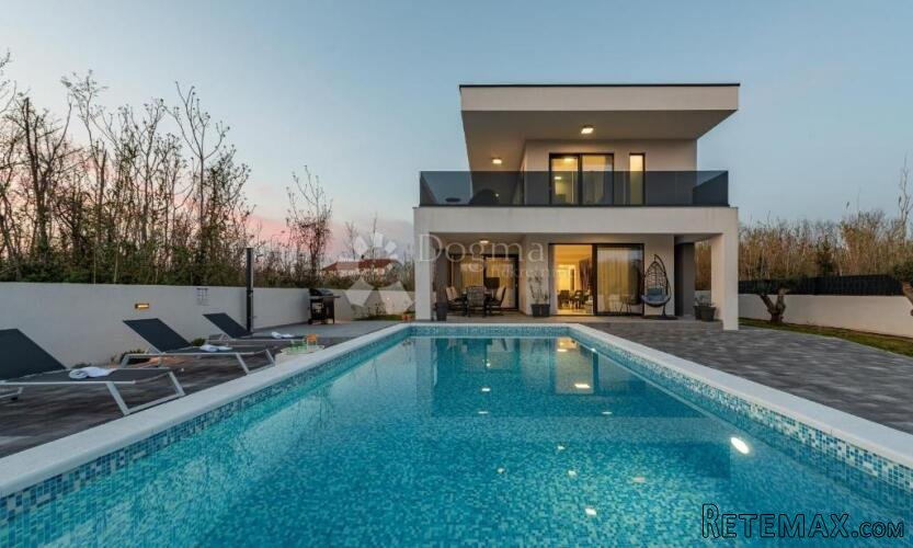 Privlaka: moderna vila s bazenom