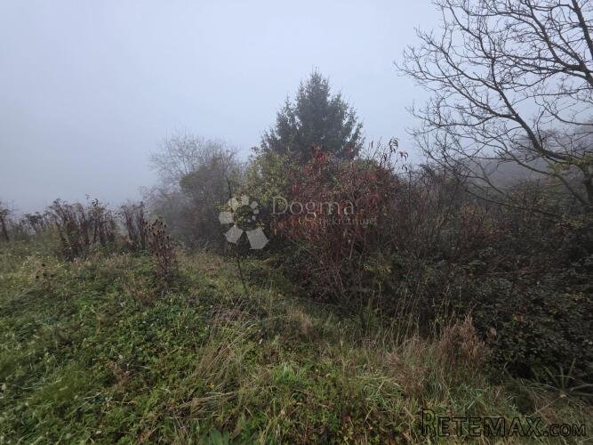 Prirodna oaza mira: 435m² zemljišta na brijegu iznad Jakovlj