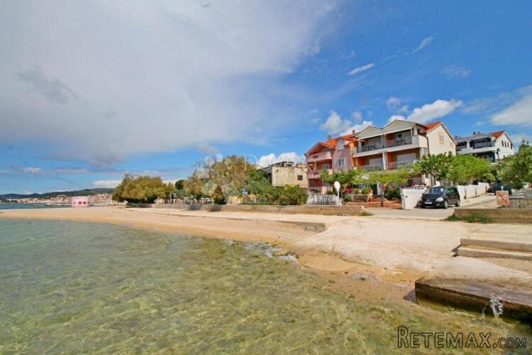 LOVETOVO -VODICE, Predivna kuća s 6 apartmana, prvi red do m