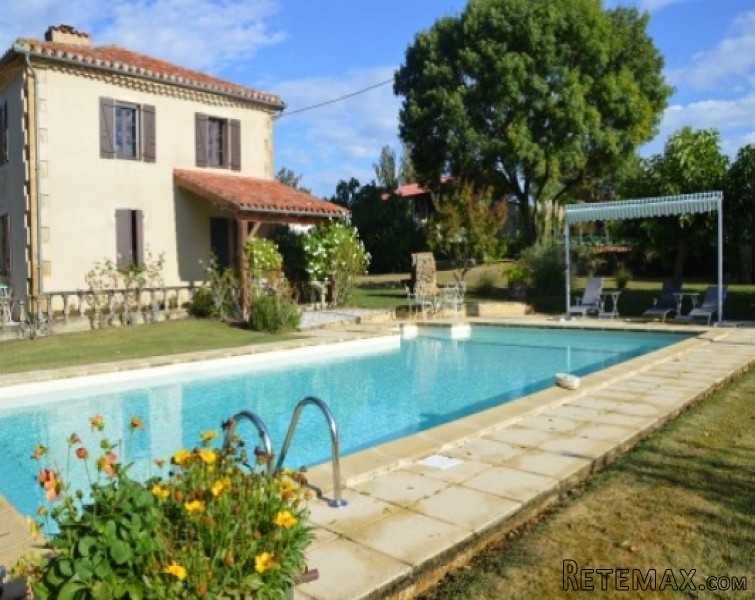 Pretty hamlet house with pool and large..