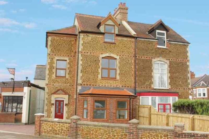 5 bedroom, Semi-detached House house..