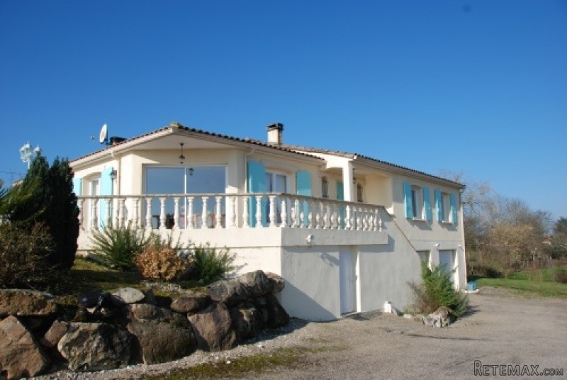 Superbly situated "Sous-sol" house with..