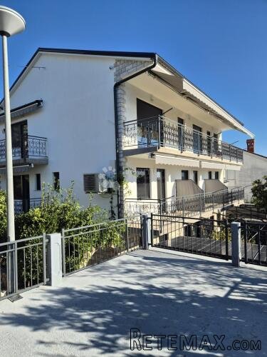 VIŠESTANBENA KUĆA S 11 APARTMANA