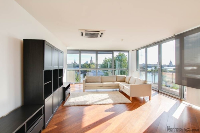Apartment With The View To Old Riga