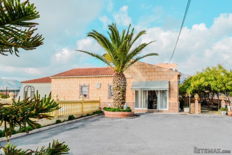 Beautifully Presented 4 Bed Country..