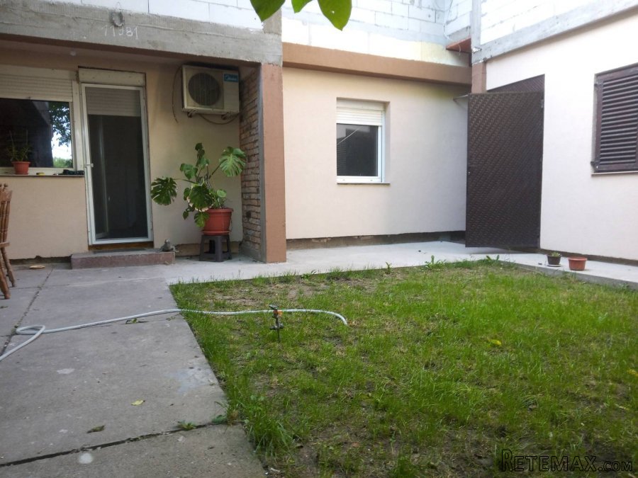 Petosoban stan u prizemlju sa dvoristem i garazom - 2