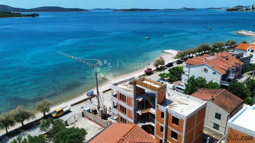 VODICE/SRIMA-TROSOBNI STAN 5M OD MORA I PLAŽE - 2