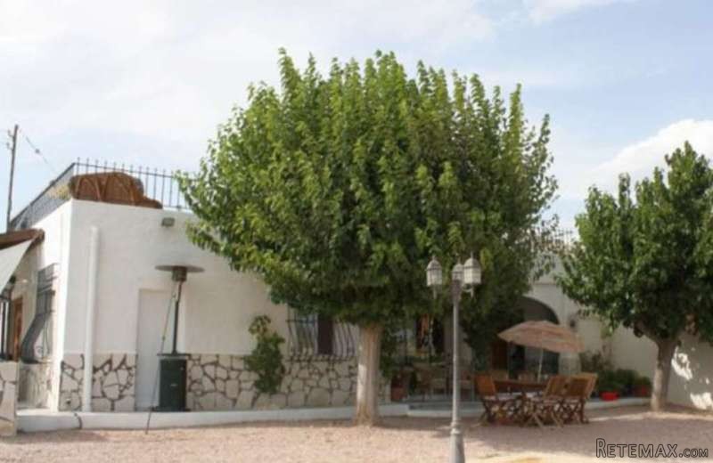 4 Bedroom Country House With Glamping..