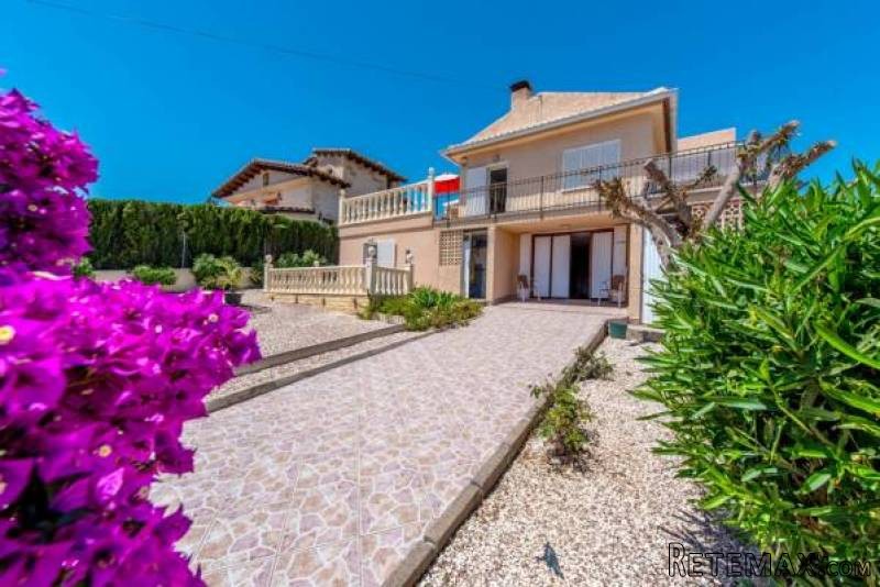 4 Bedroom 2 Bathroom Villa In..
