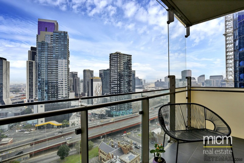 An Epic Open-Plan Living With Bay Views