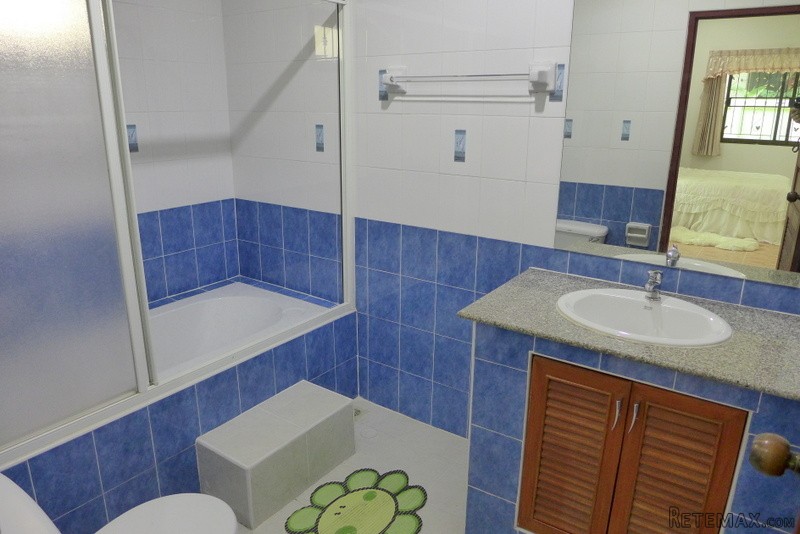 Modern 3 bedroom house in a safe and..