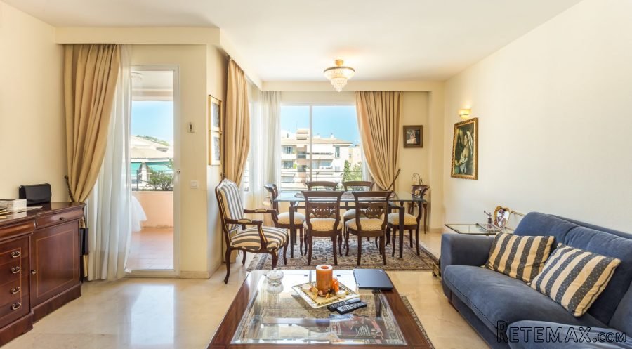 When entering the 108m2 penthouse apartment..
