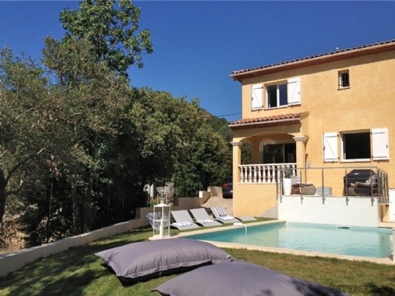 Pretty Villa With Pool And Views