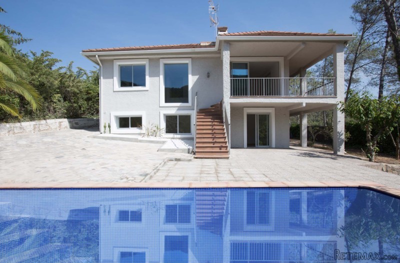 Completely Upholsterd Villa Close To..