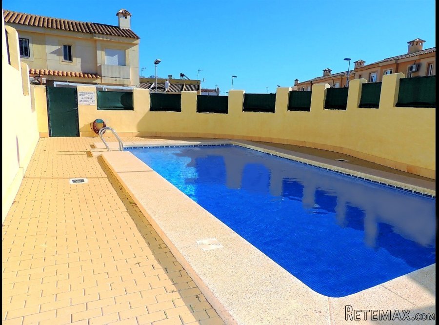 Semi-detached house with 3 floors With a plot of 100m2 and..