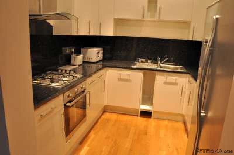 Single with double bed near Canary.. - 2