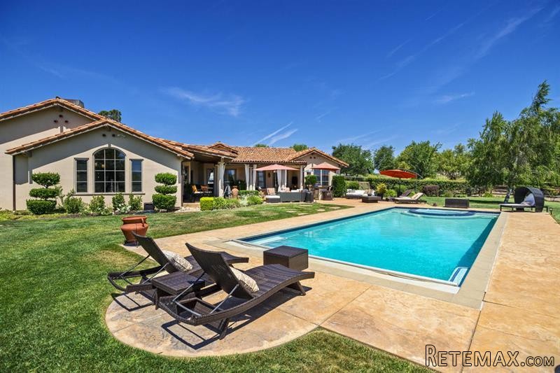 4 bedroom House For Sale: 2040 Dermanak..