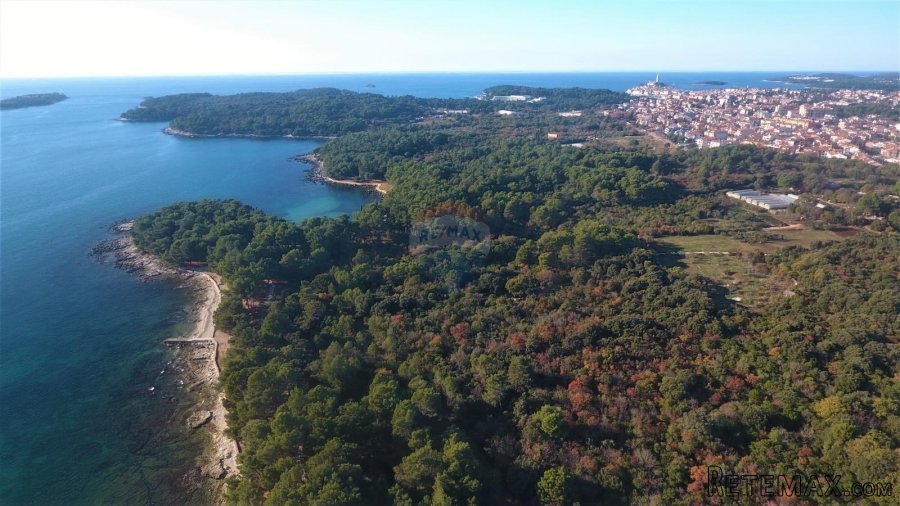 Rovinj, zemljište prvi red do mora tematski park i rekreacij