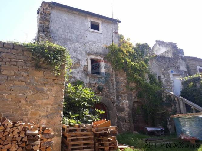 Istra, Momjan Kuća u nizu za adaptaciju
