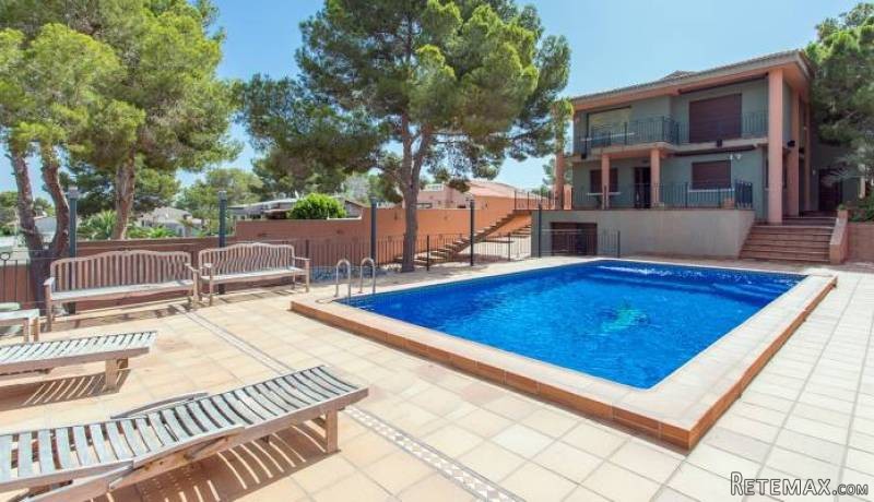 4 Bedroom 4 Bathroom Villa In..