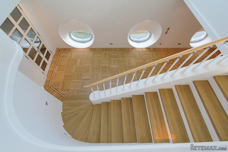 Magnificent top floor apartment
