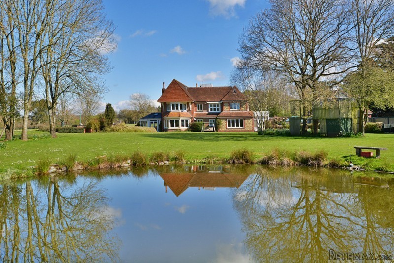 An Impressive 7+ Bedroom Country..