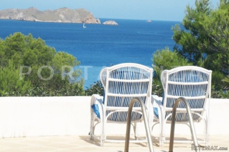 Cala Tarida villa with great potential..