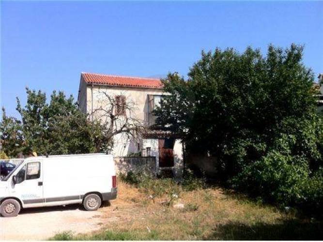 Stan 80m2 s vrtom na periferiji grada Pule
