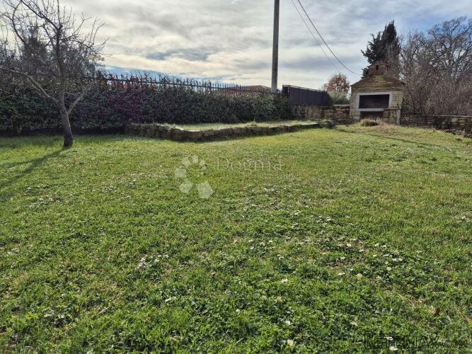 Adaptirana kamena kuća i kuća za adaptaciju na mirnoj lokaci - 2