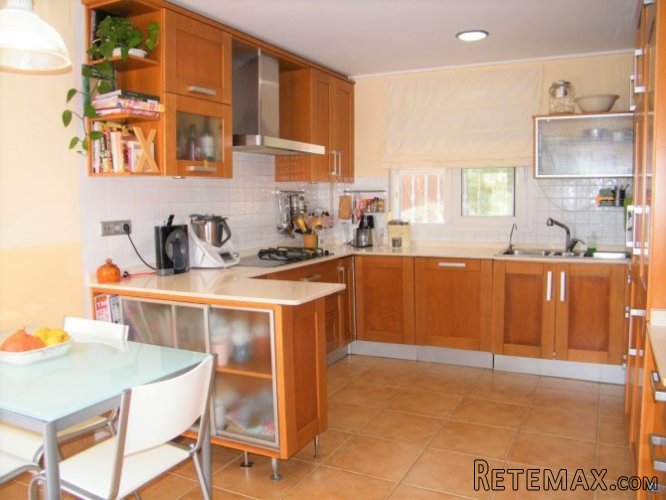This amazing contemporary detached villa at the back of the.. - 3