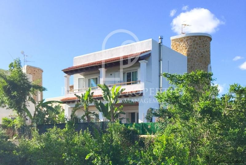 Family home in walking distance from..