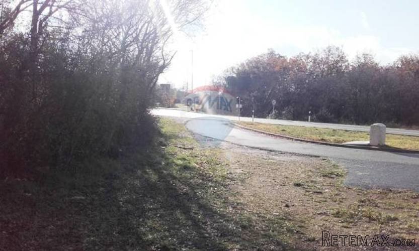 ISTRA, DUGA UVALA, građevinsko zemljište pored asfalta