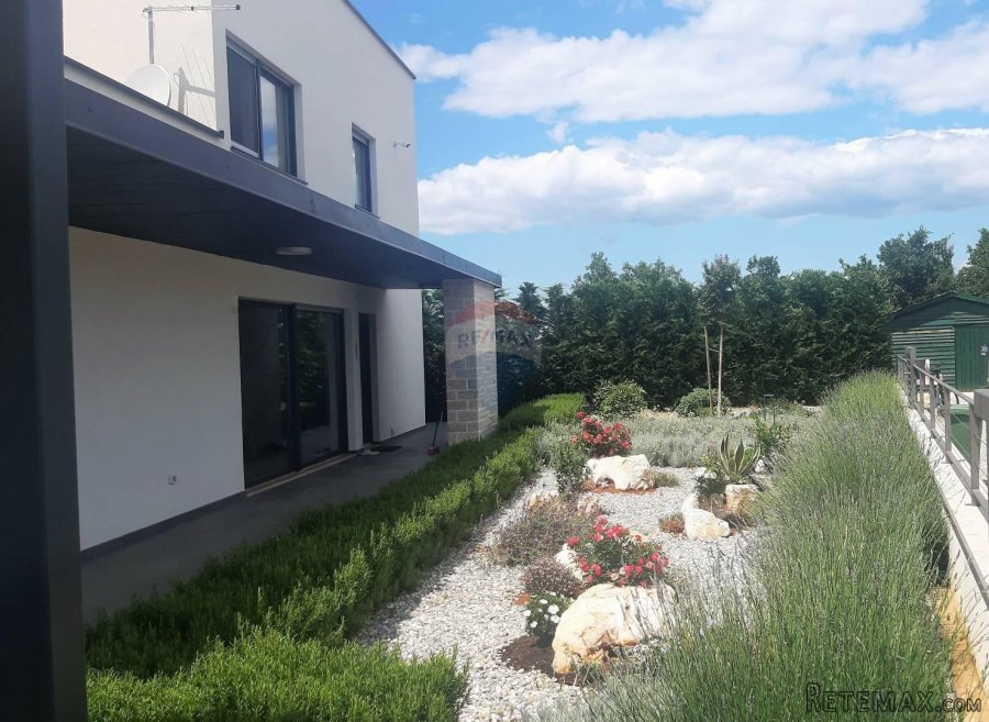 Lijepo uređena moderna kuća sa bazenom u okolici Poreča - 5