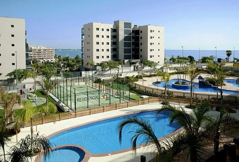* 4 BED FRONTLINE BEACH APARTMENT