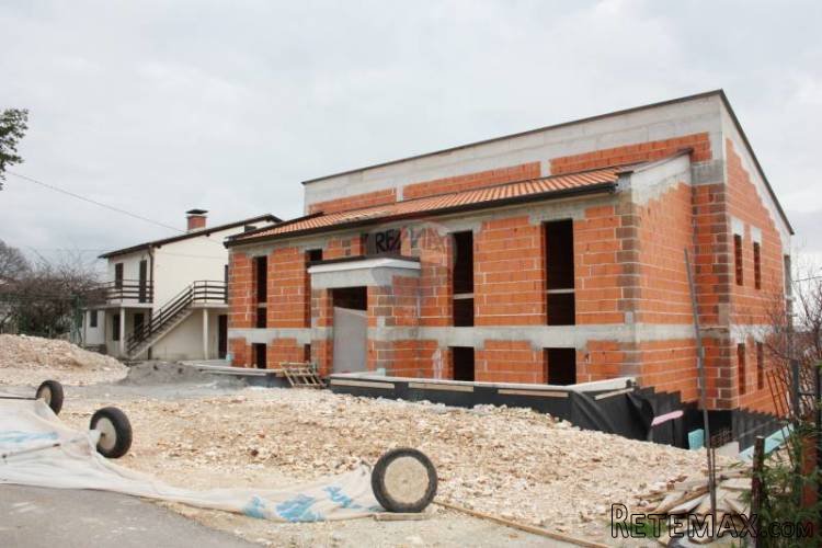 POREČ- kuća sa 5 stanova, roh bau - 2