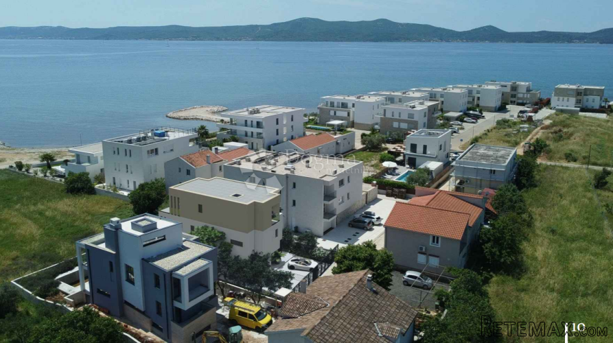 LUKSUZNA VILLA S BAZENOM I POGLEDOM NA MORE - 10
