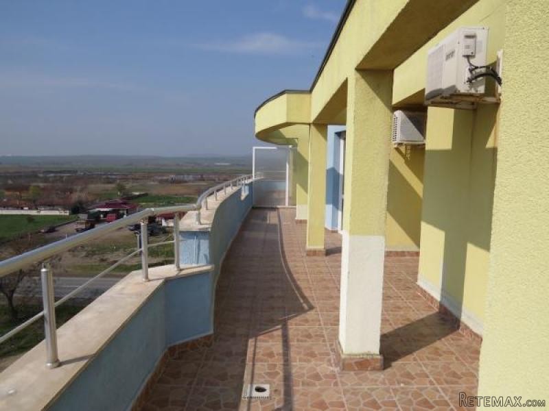 Spacious top floor apartment with large..