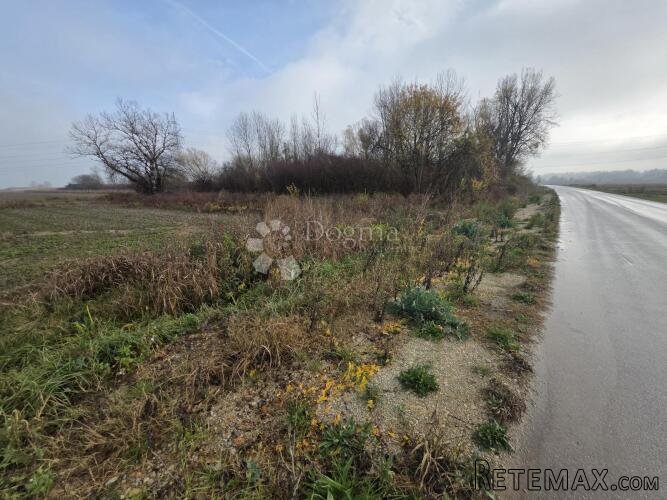 Prostrano poljoprivredno zemljište 5.206m² nadomak rijeke Sa - 2